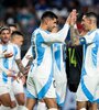 Romero convirtó el primer gol y se saluda con Di María (Fuente: AFP)