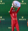 El español Carlos Sainz levanta el trofeo en el podio (Fuente: AFP)