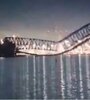 El momento en que el barco choca contra el puente en Baltimore. Imagen: captura video