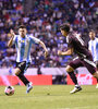 El Diablito Echeverri fue titular pero Argentina se fue goleada. (Fuente: Prensa AFA)