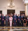  Boluarte, mientras posa junto a los nuevos integrantes de su gabinete en Lima.  (Fuente: EFE)