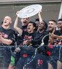 Los jugadores del Bayer levantan su trofeo (Fuente: EFE)