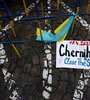 "Chernigov, cierren los cielos" se ve junto a cruces de madera con los colores nacionales ucranianos frente a la embajada de EE.UU.en Praga. 