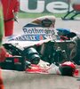 El Williams de Senna, ya destrozado. En el piso, una bandera austríaca que honraba a Ratzenberger. (Fuente: AFP)