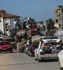 Caravana de palestinos que escapan de Rafah ante lainminencia de ataques isralíes.