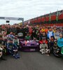 La trompa de la Chevy violeta de Traverso rodeada de sus pares, pilotos de TC. (Fuente: Prensa ACTC)