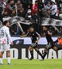 Los jugadores de Riestra festejan el gol  (Fuente: Fotobaires)