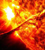 Imagen satelital de una enorme llamarada solar. (Fuente: EFE)