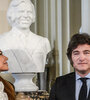 "Zulemita" Menem junto a Javier Milei tras el descubrimiento del busto en el Salón de Honor.