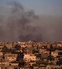 Una columna de humo se alzasobre Rafah tras un bombardeo israelí. (Fuente: EFE)