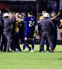 La policía golpeó a los futbolistas de Talleres que le protestaban al árbitro (Fuente: Fotobaires)