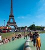 La Torre Eiffel y una postal del calor parisino. (Fuente: AFP)