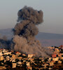 Una nube de humo se alza sobre el pueblo fronterizo libanés de Khiam tras un ataque israelí.   (Fuente: AFP)