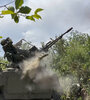 Un soldado ruso dispara desde una batería anitaérea en la región de Donetsk, Ucrania. (Fuente: EFE)