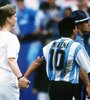 La mítica imagen de Maradona con la enfermera que lo acompañó al antidoping (Fuente: AFP)
