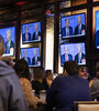 En un pub de Chicago varias personas siguen el debate presidencial.  (Fuente: AFP)