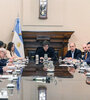 Javier Milei encabezó la reunión con lso funcionarios de primera línea en el Salón Blanco de la Casa Rosada.