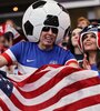 El hincha de EEUU, con la bandera y la pelota en la cabeza (Fuente: AFP)