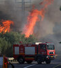 Bomberos israelíes apagan un incendio causado por un ataque de Hezbolá en Galilea. (Fuente: EFE)