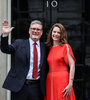 Starmer y su esposa Victoria saludan en la puerta de la residencia oficial. (Fuente: AFP)
