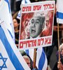 Un manifestante sostiene un cartel contra Netanyahu en Tel Aviv (Fuente: AFP)