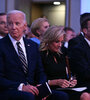 Biden (izq.) y su esposa Jill participan de un evento en Washington. (Fuente: AFP)