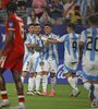 Los argentinos celebran el segundo gol (Fuente: EFE)