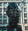 Kafka en una obra de la ciudad de Praga, donde distintas esculturas lo recuerdan.