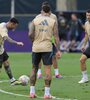 Messi toca la pelota rodeado de compañeros (Fuente: Prensa AFA)