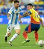 Messi (37 años) y James (33 años) en una postal que verá de nuevo en Eliminatorias pero que difícilmente se vuelva a repetir en una Copa América (Fuente: AFP)