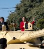 El presidente Javier Milei y la vicepresidenta Victoria Villarruel, a bordo de un tanque durante el desfile militar del pasado 9 de julio. (Fuente: AFP)