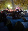 La postal de un desalojo en el canal del Ourcq, noreste de París, donde vivían entre 200 y 250 personas (Fuente: AFP)