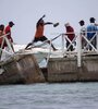 Haitianos se suben a un bote en las costas del mar Caribe (Fuente: EFE)