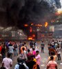 Manifestantes observan edificios gubernamentales incendiados en Daca (Fuente: AFP)
