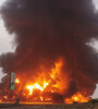 El humo se eleva tras los ataques aéreos israelíes en la ciudad portuaria de Hodeidah, Yemen. (Fuente: EFE)