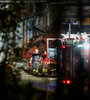 Los bomberos trabajan tras el derrumbe nocturno de un balcón del edificio Vela Celeste en la localidad de Scampia, cerca de Nápoles.