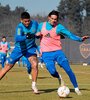 Rojo disputa la pelota con Cavani durante la práctica. (Fuente: Foto Prensa Boca)