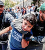 Un policía israelí toma del cuello de un manifestante palestino en Jerusalén. (Fuente: AFP)