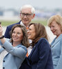 Ka  mala Harris (centro) se saca una sefie en el aeropuerto de Milwaukee, Wisconsin. (Fuente: AFP)