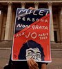 Aparecieron carteles en las calles de París que declaran a Milei "persona no grata" (Fuente: Instagram @argentina.en.lucha.paris)