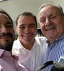 El gobernador Gustavo Valdés, junto a su hermano Juan Pablo y a su padre, Manuel Valdés. 