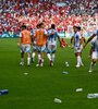 Las botellas que llovieron después del gol argentino, luego anulado (Fuente: AFP)