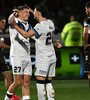 Thiago Fernández festeja con Pizzini el primer gol de Vélez. (Fuente: Fotobaires)