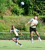 El capitán en las alturas. Otamendi vuela ante la mirada de Medina y Di Césare. (Fuente: Prensa Selección)