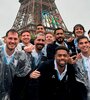 Los Gladiadores posan en la Torre Eiffel.