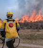 Los bomberos intentan apagar el fuego en expansión.