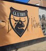 El mural vandalizado en el club infatil donde jugó Di María. 