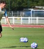 Zenón patea, mientras Mascherano observa el entrenamiento (Fuente: Prensa AFA)