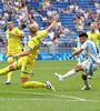 Almada saca el derechazo del 1-0 que le dio tranquilidad a la Argentina. (Fuente: Prensa Selección)