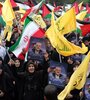 Iraníes sostienen una imagen del fallecido líder de Hamas, Ismail Haniyeh, y banderas palestinas y de Hezbollah durante una protesta en la Plaza de Palestina en Teherán, Irán, el 31 de julio de 2024. (Fuente: EFE)